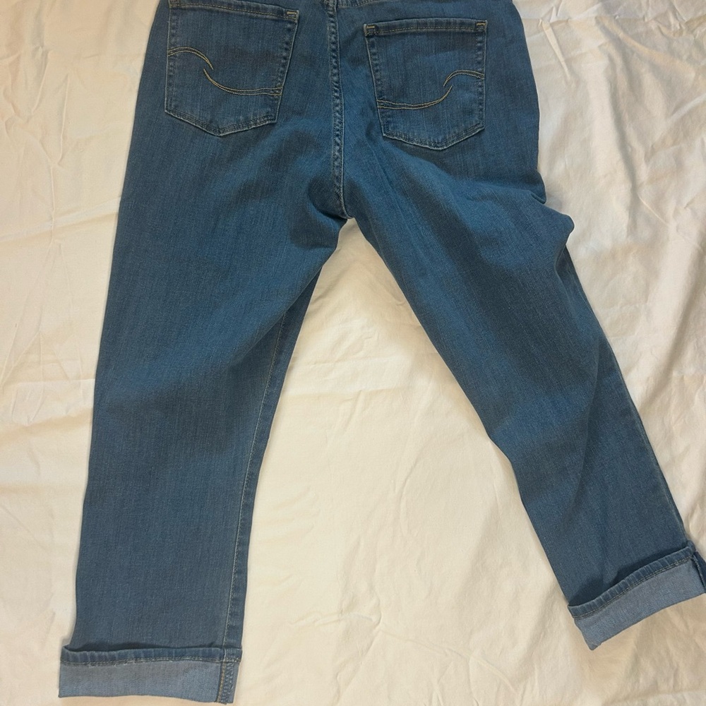 Signature by Levi Strauss Mid-Rise Capri Jeans - EUC - Picture 5 of 6